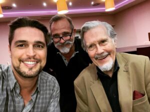 Diogo Morgado Instagram - A sorte tem muito que se lhe diga. Sim sempre me senti alguém com mesmo muita sorte por ter tido no meu caminho os melhores dos melhores a ensinarem-me com o seu exemplo tanto a arte no ofício como a arte de se ser pessoa. Armando Cortez, Virgílio Castelo, Nicolau Breyner e outros, todos tão diferentes, com valências distintas, marcaram-me profundamente na pessoa e colega que sou hoje. 
Esta noite tive um jantar simples, ladeado de dois gigantes que há muito admiro e respeito profundamente. 
O Grande Sinde Filipe cujo ofício, talento e charme há anos que nos serve. É absolutamente hipnotizante ouvi-lo contar as aventuras e desventuras de uma vida farta, com a mesma avidez que deseja tudo o que ainda tem pela frente. 
Do outro lado o incandescente  Antonio Capelo, alguém que não sonha  o quanto eu gosto, admiro e aprendo a cada cena, a cada momento que estou ao seu lado, alguém que já viveu tanto, já deu tanto e continua com o mesmo sangue na guelra e amor profundo à arte. Que privilégio inigualável é trabalhar contigo querido Antonio. Noites como esta não se programam, acontecem. E quando numa mesa redonda 3 gerações conversam das artes e ofícios, motivações, aspirações e anseios, inunda em mim um sentimento de gratidão profundo, e sei que é uma noite que ficará em mim…
