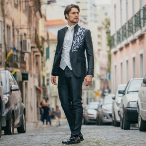 Diogo Morgado Instagram - É que vesti a primeira coisa que encontrei no roupeiro e fui comprar pão, quando alguém me chama do outro lado da rua, e olho de forma super natural e surpreendida… o que dizer, uma quarta feira banal