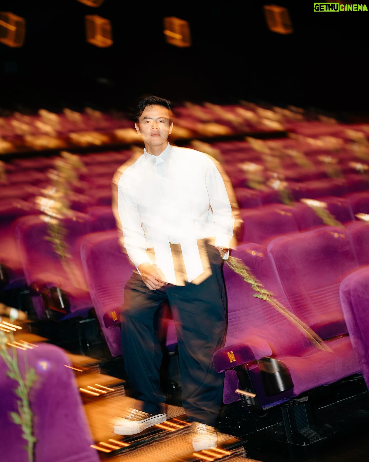Dion Wiyoko - 9.7K Likes - GESER KE SLIDE TERAKHIR!!
Waktu di Gala Premiere ‘Jatuh Cinta Seperti Di Film-Film’, gw minta difoto @armanfebryan seperti di film-film. Dan mulai hari ini JCSDFF uda tayang di bioskop! Buat temen-temen di Surabaya, yok nobar di Tunjungan Plaza 3. See you!