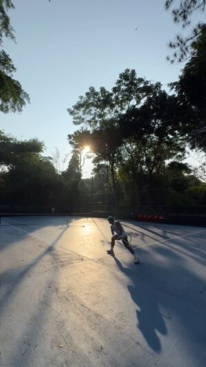 Dion Wiyoko Instagram - [HIDDEN GEM] Tennis Court in South Jakarta.

🌿🌿ijooo banget dikelilingin pepohonan plus suara burung, meskipun surfacenya gak begitu bagus tapi adem banget seh kalo ambiencenya begini. Ada yg tau ini dimana?