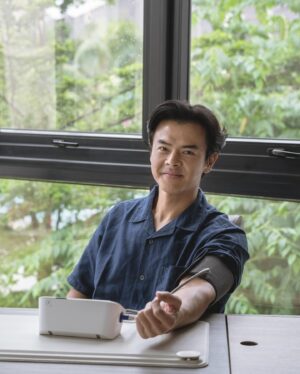 Dion Wiyoko Instagram - Semakin bertambahnya usia, menerapkan pola hidup sehat dan memantau tekanan darah itu penting buat aku supaya bisa terhindar dari hipertensi.

Untungnya sekarang ada OMRON HEM-7361T yang jadi andalan aku untuk memantau tekanan darah secara akurat di rumah, karena #OMRONSiapJagain aku setiap harinya.

Kali ini aku juga mau ngajak kalian untuk ikut ceritain #MyOMRONStory versi kalian nih. Karena kalian bisa memenangkan hadiah dari OMRON dan uang tunai senilai 1 juta rupiah!

Info lebih lengkap bisa cek langsung ke IG nya @omronhealthcareind yah!