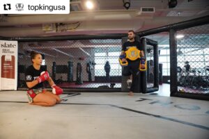 Dione Barbosa Instagram - Thanks, @topkingusa, for believing in my dream. I'm happy to be part of this team! 👊🏾🔥

#Repost with @use.repost
・・・
Teamwork makes the dream work!! Photos of the Top King crew training at the UFC Performance Institute.
#ufcpi #usa #mma #dionebarbosamma #ufc303 #fightweek #lasvegas #adcc #brasil #champ #believe #goals #muaythai