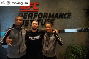 Dione Barbosa Instagram - Thanks, @topkingusa, for believing in my dream. I'm happy to be part of this team! 👊🏾🔥

#Repost with @use.repost
・・・
Teamwork makes the dream work!! Photos of the Top King crew training at the UFC Performance Institute.
#ufcpi #usa #mma #dionebarbosamma #ufc303 #fightweek #lasvegas #adcc #brasil #champ #believe #goals #muaythai