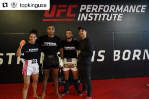 Dione Barbosa Instagram - Thanks, @topkingusa, for believing in my dream. I'm happy to be part of this team! 👊🏾🔥

#Repost with @use.repost
・・・
Teamwork makes the dream work!! Photos of the Top King crew training at the UFC Performance Institute.
#ufcpi #usa #mma #dionebarbosamma #ufc303 #fightweek #lasvegas #adcc #brasil #champ #believe #goals #muaythai