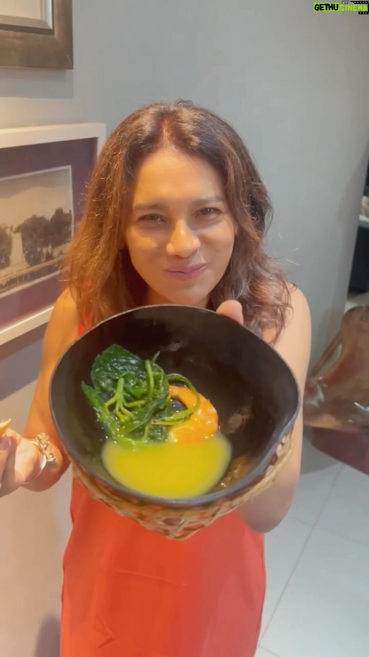 Dira Paes - 64.2K Likes - Voando pro Pará e já cheguei com uma recepção dessas!!! Vou tomar meu tacacá, dançar, curtir, ficar de boa 💛