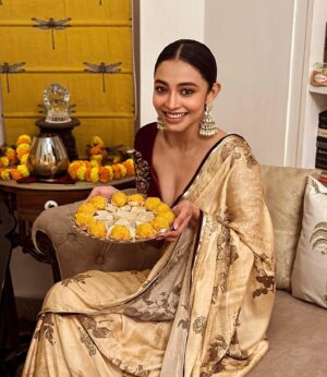 Diti Saha Instagram - Kaju katli and light season 🪔
#chotidiwalivibes✨❤️