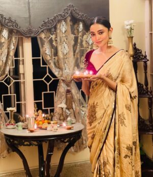 Diti Saha Instagram - Kaju katli and light season 🪔
#chotidiwalivibes✨❤️