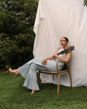 Diti Saha Instagram - Just casually chilling in 40 deg🌡️ heat 🙃

With @rivibynandini , @arghasarkarr and @suro.make_up_artist