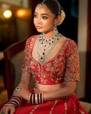 Diti Saha Instagram - T H E  B R I D E  S T O R Y 

Featuring @diti.saha
Hair @ginni_love21 
Wearing @pallavipoddarofficial @bridesofpallavipoddar 
Photography @siladitya_dutta
Videography @bipradip_chakraborty

 #bride  #makeup #makeupartist #bridalmakeup #indianbride  #indianwedding #indianfood #indianmakeupartist #bengalibrides #igreads#twc #wedding #weddingphotography  #mua #fyp #viral  #explorepage  #explore