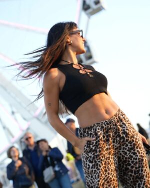 Diva O'Branco Instagram - Golden hour at @rockinriolisboa w/ friends that are fam 🧡 Clicks by @tomasmelogoncalves 💥

Calças: Mãe ;)
Mala: @companhiasolucoes @guess 
Óculos: @meuoptico_lisboa @rayban