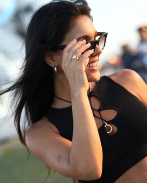 Diva O'Branco Instagram - Golden hour at @rockinriolisboa w/ friends that are fam 🧡 Clicks by @tomasmelogoncalves 💥

Calças: Mãe ;)
Mala: @companhiasolucoes @guess 
Óculos: @meuoptico_lisboa @rayban