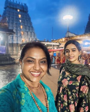 Divya Ganesh Instagram - அண்ணாமலையாருக்கு அரோகரா ..🙏🙏🙏🙏பௌர்ணமி பூஜை (22/06/2024) நன்றி அப்பா எங்களை அழைத்து தரிசனம் கொடுத்ததற்கு …அவன் அருளாலே அவன் தாள் வணங்கி …..
அவனின்றி அனுவும் அசையாது ….
திருச்சிற்றம்பலம் 🙏🙏🙏🙏