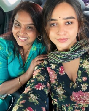 Divya Ganesh Instagram - அண்ணாமலையாருக்கு அரோகரா ..🙏🙏🙏🙏பௌர்ணமி பூஜை (22/06/2024) நன்றி அப்பா எங்களை அழைத்து தரிசனம் கொடுத்ததற்கு …அவன் அருளாலே அவன் தாள் வணங்கி …..
அவனின்றி அனுவும் அசையாது ….
திருச்சிற்றம்பலம் 🙏🙏🙏🙏