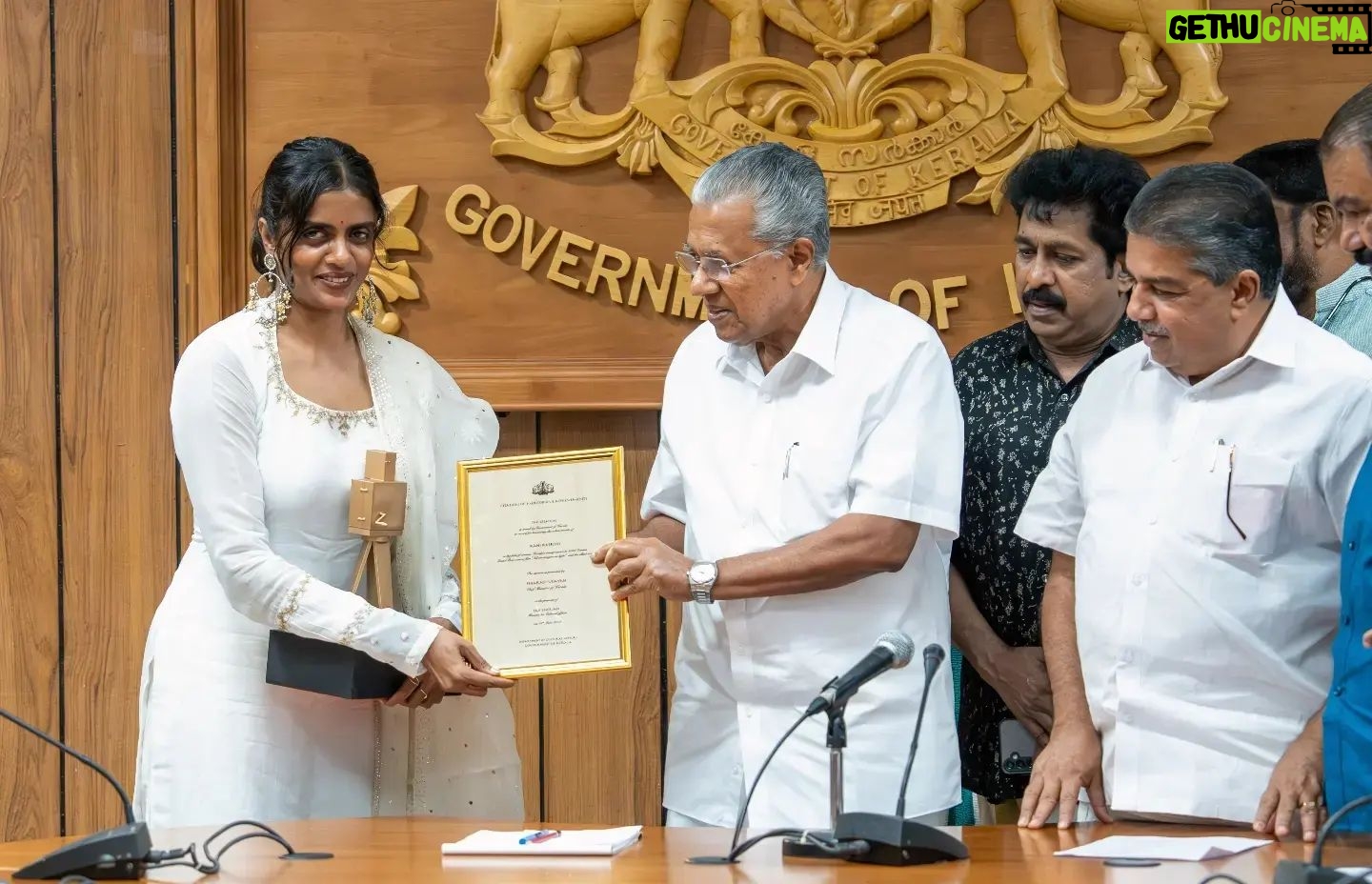 Divya Prabha - 14.8K Likes - കാൻ ചലച്ചിത്ര മേളയിൽ ഗ്രാൻഡ് പ്രി പുരസ്കാരം നേടി ഇന്ത്യയുടെ അഭിമാനമായി മാറിയ ‘ഓൾ വി ഇമാജിൻ ആസ് ലൈറ്റ്’ എന്ന ചിത്രത്തിലെ പ്രധാന കഥാപാത്രങ്ങളെ അവതരിപ്പിച്ച കനി കുസൃതി, ദിവ്യ പ്രഭ, അസീസ് നെടുമങ്ങാട്, ഹൃദു ഹാറൂൺ എന്നിവരെ ബഹു. മുഖ്യമന്ത്രി ശ്രീ. പിണറായി വിജയൻ ആദരിച്ചു. കുവൈത്ത് തീപിടിത്ത ദുരന്തത്തിന്റെ പശ്ചാത്തലത്തിൽ മറ്റ് ആഘോഷപരിപാടികൾ ഒഴിവാക്കി സെക്രട്ടേറിയറ്റിലെ കോൺഫറൻസ് ഹാളിലായിരുന്നു ലളിതമായ ചടങ്ങ്. കലാകാരന്മാരെ അഭിനന്ദിച്ച് മുഖ്യമന്ത്രി ആശംസകൾ നേർന്നു. സാംസ്കാരിക വകുപ്പ് മന്ത്രി ശ്രീ. സജി ചെറിയാൻ അധ്യക്ഷത വഹിച്ചു. ബഹു.വിദ്യാഭ്യാസ വകുപ്പ് മന്ത്രി ശ്രീ.വി. ശിവൻകുട്ടി, ശ്രീ. എ . എ.റഹീം എം.പി. ബഹു. തിരുവനന്തപുരം മേയർ ശ്രീമതി ആര്യ രാജേന്ദ്രൻ, സാംസ്കാരിക വകുപ്പ് സെക്രട്ടറി ശ്രീ. രാജൻ ഖോബ്രഗഡെ ഐ.എ.എസ്, സാംസ്കാരിക ഡയറക്ടർ ശ്രീമതി എൻ. മായ ഐ.എഫ്.എസ്., കേരള സംസ്ഥാന ചലച്ചിത്ര വികസന കോർപ്പറേഷൻ ചെയർമാൻ ശ്രീ. ഷാജി എൻ. കരുൺ, കേരള സംസ്ഥാന സാംസ്കാരിക പ്രവർത്തക ക്ഷേമനിധി ബോർഡ് ചെയർമാൻ ശ്രീ. മധുപാൽ, ചലച്ചിത്ര അക്കാദമി വൈസ് ചെയർമാൻ ശ്രീ. പ്രേംകുമാർ എന്നിവർ ചടങ്ങിൽ പങ്കെടുത്തു. ചലച്ചിത്ര അക്കാദമി സെക്രട്ടറി ശ്രീ.സി.അജോയ് നന്ദി പ്രകാശിപ്പിച്ചു.
#allweimagineaslight #cannes #grandprix2024 #kanikusruti #divyaprabha #hridhuharoon #azeesnedumangad #cmokerala #chalachitraacademy #ksca