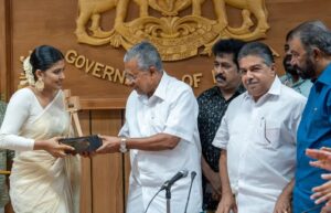 Divya Prabha Instagram - കാൻ ചലച്ചിത്ര മേളയിൽ ഗ്രാൻഡ് പ്രി പുരസ്‌കാരം നേടി ഇന്ത്യയുടെ അഭിമാനമായി മാറിയ ‘ഓൾ വി ഇമാജിൻ ആസ് ലൈറ്റ്’ എന്ന ചിത്രത്തിലെ പ്രധാന കഥാപാത്രങ്ങളെ അവതരിപ്പിച്ച കനി കുസൃതി, ദിവ്യ പ്രഭ, അസീസ് നെടുമങ്ങാട്, ഹൃദു ഹാറൂൺ എന്നിവരെ ബഹു. മുഖ്യമന്ത്രി ശ്രീ. പിണറായി വിജയൻ ആദരിച്ചു. കുവൈത്ത് തീപിടിത്ത ദുരന്തത്തിന്റെ പശ്ചാത്തലത്തിൽ മറ്റ് ആഘോഷപരിപാടികൾ ഒഴിവാക്കി സെക്രട്ടേറിയറ്റിലെ കോൺഫറൻസ് ഹാളിലായിരുന്നു ലളിതമായ ചടങ്ങ്. കലാകാരന്മാരെ അഭിനന്ദിച്ച് മുഖ്യമന്ത്രി ആശംസകൾ നേർന്നു. സാംസ്കാരിക വകുപ്പ് മന്ത്രി ശ്രീ. സജി ചെറിയാൻ അധ്യക്ഷത വഹിച്ചു. ബഹു.വിദ്യാഭ്യാസ വകുപ്പ് മന്ത്രി ശ്രീ.വി. ശിവൻകുട്ടി, ശ്രീ. എ . എ.റഹീം എം.പി. ബഹു. തിരുവനന്തപുരം മേയർ ശ്രീമതി ആര്യ രാജേന്ദ്രൻ, സാംസ്കാരിക വകുപ്പ് സെക്രട്ടറി ശ്രീ. രാജൻ ഖോബ്രഗഡെ ഐ.എ.എസ്, സാംസ്കാരിക ഡയറക്ടർ ശ്രീമതി എൻ. മായ ഐ.എഫ്.എസ്., കേരള സംസ്ഥാന ചലച്ചിത്ര വികസന കോർപ്പറേഷൻ ചെയർമാൻ ശ്രീ. ഷാജി എൻ. കരുൺ, കേരള സംസ്ഥാന സാംസ്കാരിക പ്രവർത്തക ക്ഷേമനിധി ബോർഡ് ചെയർമാൻ ശ്രീ. മധുപാൽ, ചലച്ചിത്ര അക്കാദമി വൈസ് ചെയർമാൻ ശ്രീ. പ്രേംകുമാർ എന്നിവർ ചടങ്ങിൽ പങ്കെടുത്തു. ചലച്ചിത്ര അക്കാദമി സെക്രട്ടറി ശ്രീ.സി.അജോയ് നന്ദി പ്രകാശിപ്പിച്ചു. 

#allweimagineaslight #cannes #grandprix2024 #kanikusruti #divyaprabha #hridhuharoon #azeesnedumangad #cmokerala #chalachitraacademy #ksca