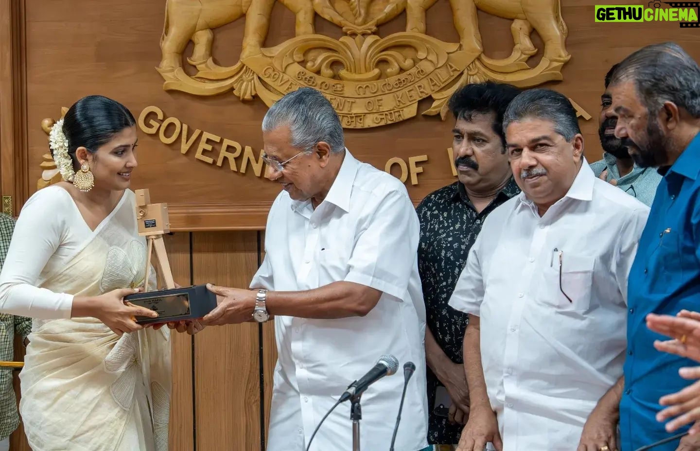 Divya Prabha - 14.8K Likes - കാൻ ചലച്ചിത്ര മേളയിൽ ഗ്രാൻഡ് പ്രി പുരസ്കാരം നേടി ഇന്ത്യയുടെ അഭിമാനമായി മാറിയ ‘ഓൾ വി ഇമാജിൻ ആസ് ലൈറ്റ്’ എന്ന ചിത്രത്തിലെ പ്രധാന കഥാപാത്രങ്ങളെ അവതരിപ്പിച്ച കനി കുസൃതി, ദിവ്യ പ്രഭ, അസീസ് നെടുമങ്ങാട്, ഹൃദു ഹാറൂൺ എന്നിവരെ ബഹു. മുഖ്യമന്ത്രി ശ്രീ. പിണറായി വിജയൻ ആദരിച്ചു. കുവൈത്ത് തീപിടിത്ത ദുരന്തത്തിന്റെ പശ്ചാത്തലത്തിൽ മറ്റ് ആഘോഷപരിപാടികൾ ഒഴിവാക്കി സെക്രട്ടേറിയറ്റിലെ കോൺഫറൻസ് ഹാളിലായിരുന്നു ലളിതമായ ചടങ്ങ്. കലാകാരന്മാരെ അഭിനന്ദിച്ച് മുഖ്യമന്ത്രി ആശംസകൾ നേർന്നു. സാംസ്കാരിക വകുപ്പ് മന്ത്രി ശ്രീ. സജി ചെറിയാൻ അധ്യക്ഷത വഹിച്ചു. ബഹു.വിദ്യാഭ്യാസ വകുപ്പ് മന്ത്രി ശ്രീ.വി. ശിവൻകുട്ടി, ശ്രീ. എ . എ.റഹീം എം.പി. ബഹു. തിരുവനന്തപുരം മേയർ ശ്രീമതി ആര്യ രാജേന്ദ്രൻ, സാംസ്കാരിക വകുപ്പ് സെക്രട്ടറി ശ്രീ. രാജൻ ഖോബ്രഗഡെ ഐ.എ.എസ്, സാംസ്കാരിക ഡയറക്ടർ ശ്രീമതി എൻ. മായ ഐ.എഫ്.എസ്., കേരള സംസ്ഥാന ചലച്ചിത്ര വികസന കോർപ്പറേഷൻ ചെയർമാൻ ശ്രീ. ഷാജി എൻ. കരുൺ, കേരള സംസ്ഥാന സാംസ്കാരിക പ്രവർത്തക ക്ഷേമനിധി ബോർഡ് ചെയർമാൻ ശ്രീ. മധുപാൽ, ചലച്ചിത്ര അക്കാദമി വൈസ് ചെയർമാൻ ശ്രീ. പ്രേംകുമാർ എന്നിവർ ചടങ്ങിൽ പങ്കെടുത്തു. ചലച്ചിത്ര അക്കാദമി സെക്രട്ടറി ശ്രീ.സി.അജോയ് നന്ദി പ്രകാശിപ്പിച്ചു.
#allweimagineaslight #cannes #grandprix2024 #kanikusruti #divyaprabha #hridhuharoon #azeesnedumangad #cmokerala #chalachitraacademy #ksca