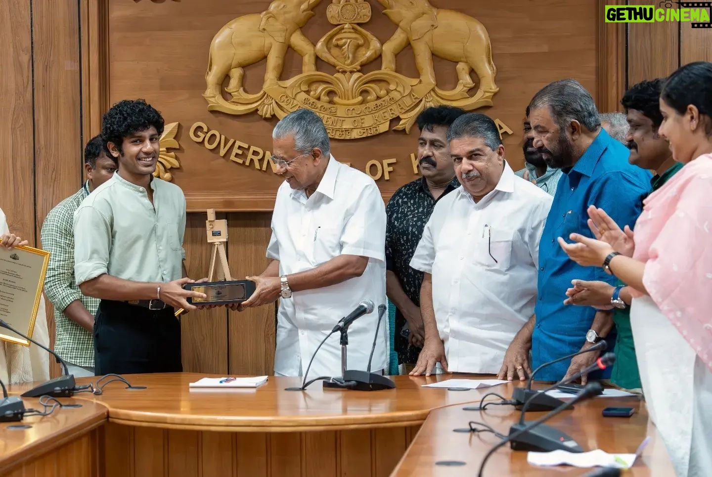 Divya Prabha - 14.8K Likes - കാൻ ചലച്ചിത്ര മേളയിൽ ഗ്രാൻഡ് പ്രി പുരസ്കാരം നേടി ഇന്ത്യയുടെ അഭിമാനമായി മാറിയ ‘ഓൾ വി ഇമാജിൻ ആസ് ലൈറ്റ്’ എന്ന ചിത്രത്തിലെ പ്രധാന കഥാപാത്രങ്ങളെ അവതരിപ്പിച്ച കനി കുസൃതി, ദിവ്യ പ്രഭ, അസീസ് നെടുമങ്ങാട്, ഹൃദു ഹാറൂൺ എന്നിവരെ ബഹു. മുഖ്യമന്ത്രി ശ്രീ. പിണറായി വിജയൻ ആദരിച്ചു. കുവൈത്ത് തീപിടിത്ത ദുരന്തത്തിന്റെ പശ്ചാത്തലത്തിൽ മറ്റ് ആഘോഷപരിപാടികൾ ഒഴിവാക്കി സെക്രട്ടേറിയറ്റിലെ കോൺഫറൻസ് ഹാളിലായിരുന്നു ലളിതമായ ചടങ്ങ്. കലാകാരന്മാരെ അഭിനന്ദിച്ച് മുഖ്യമന്ത്രി ആശംസകൾ നേർന്നു. സാംസ്കാരിക വകുപ്പ് മന്ത്രി ശ്രീ. സജി ചെറിയാൻ അധ്യക്ഷത വഹിച്ചു. ബഹു.വിദ്യാഭ്യാസ വകുപ്പ് മന്ത്രി ശ്രീ.വി. ശിവൻകുട്ടി, ശ്രീ. എ . എ.റഹീം എം.പി. ബഹു. തിരുവനന്തപുരം മേയർ ശ്രീമതി ആര്യ രാജേന്ദ്രൻ, സാംസ്കാരിക വകുപ്പ് സെക്രട്ടറി ശ്രീ. രാജൻ ഖോബ്രഗഡെ ഐ.എ.എസ്, സാംസ്കാരിക ഡയറക്ടർ ശ്രീമതി എൻ. മായ ഐ.എഫ്.എസ്., കേരള സംസ്ഥാന ചലച്ചിത്ര വികസന കോർപ്പറേഷൻ ചെയർമാൻ ശ്രീ. ഷാജി എൻ. കരുൺ, കേരള സംസ്ഥാന സാംസ്കാരിക പ്രവർത്തക ക്ഷേമനിധി ബോർഡ് ചെയർമാൻ ശ്രീ. മധുപാൽ, ചലച്ചിത്ര അക്കാദമി വൈസ് ചെയർമാൻ ശ്രീ. പ്രേംകുമാർ എന്നിവർ ചടങ്ങിൽ പങ്കെടുത്തു. ചലച്ചിത്ര അക്കാദമി സെക്രട്ടറി ശ്രീ.സി.അജോയ് നന്ദി പ്രകാശിപ്പിച്ചു.
#allweimagineaslight #cannes #grandprix2024 #kanikusruti #divyaprabha #hridhuharoon #azeesnedumangad #cmokerala #chalachitraacademy #ksca