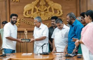 Divya Prabha Instagram - കാൻ ചലച്ചിത്ര മേളയിൽ ഗ്രാൻഡ് പ്രി പുരസ്‌കാരം നേടി ഇന്ത്യയുടെ അഭിമാനമായി മാറിയ ‘ഓൾ വി ഇമാജിൻ ആസ് ലൈറ്റ്’ എന്ന ചിത്രത്തിലെ പ്രധാന കഥാപാത്രങ്ങളെ അവതരിപ്പിച്ച കനി കുസൃതി, ദിവ്യ പ്രഭ, അസീസ് നെടുമങ്ങാട്, ഹൃദു ഹാറൂൺ എന്നിവരെ ബഹു. മുഖ്യമന്ത്രി ശ്രീ. പിണറായി വിജയൻ ആദരിച്ചു. കുവൈത്ത് തീപിടിത്ത ദുരന്തത്തിന്റെ പശ്ചാത്തലത്തിൽ മറ്റ് ആഘോഷപരിപാടികൾ ഒഴിവാക്കി സെക്രട്ടേറിയറ്റിലെ കോൺഫറൻസ് ഹാളിലായിരുന്നു ലളിതമായ ചടങ്ങ്. കലാകാരന്മാരെ അഭിനന്ദിച്ച് മുഖ്യമന്ത്രി ആശംസകൾ നേർന്നു. സാംസ്കാരിക വകുപ്പ് മന്ത്രി ശ്രീ. സജി ചെറിയാൻ അധ്യക്ഷത വഹിച്ചു. ബഹു.വിദ്യാഭ്യാസ വകുപ്പ് മന്ത്രി ശ്രീ.വി. ശിവൻകുട്ടി, ശ്രീ. എ . എ.റഹീം എം.പി. ബഹു. തിരുവനന്തപുരം മേയർ ശ്രീമതി ആര്യ രാജേന്ദ്രൻ, സാംസ്കാരിക വകുപ്പ് സെക്രട്ടറി ശ്രീ. രാജൻ ഖോബ്രഗഡെ ഐ.എ.എസ്, സാംസ്കാരിക ഡയറക്ടർ ശ്രീമതി എൻ. മായ ഐ.എഫ്.എസ്., കേരള സംസ്ഥാന ചലച്ചിത്ര വികസന കോർപ്പറേഷൻ ചെയർമാൻ ശ്രീ. ഷാജി എൻ. കരുൺ, കേരള സംസ്ഥാന സാംസ്കാരിക പ്രവർത്തക ക്ഷേമനിധി ബോർഡ് ചെയർമാൻ ശ്രീ. മധുപാൽ, ചലച്ചിത്ര അക്കാദമി വൈസ് ചെയർമാൻ ശ്രീ. പ്രേംകുമാർ എന്നിവർ ചടങ്ങിൽ പങ്കെടുത്തു. ചലച്ചിത്ര അക്കാദമി സെക്രട്ടറി ശ്രീ.സി.അജോയ് നന്ദി പ്രകാശിപ്പിച്ചു. 

#allweimagineaslight #cannes #grandprix2024 #kanikusruti #divyaprabha #hridhuharoon #azeesnedumangad #cmokerala #chalachitraacademy #ksca