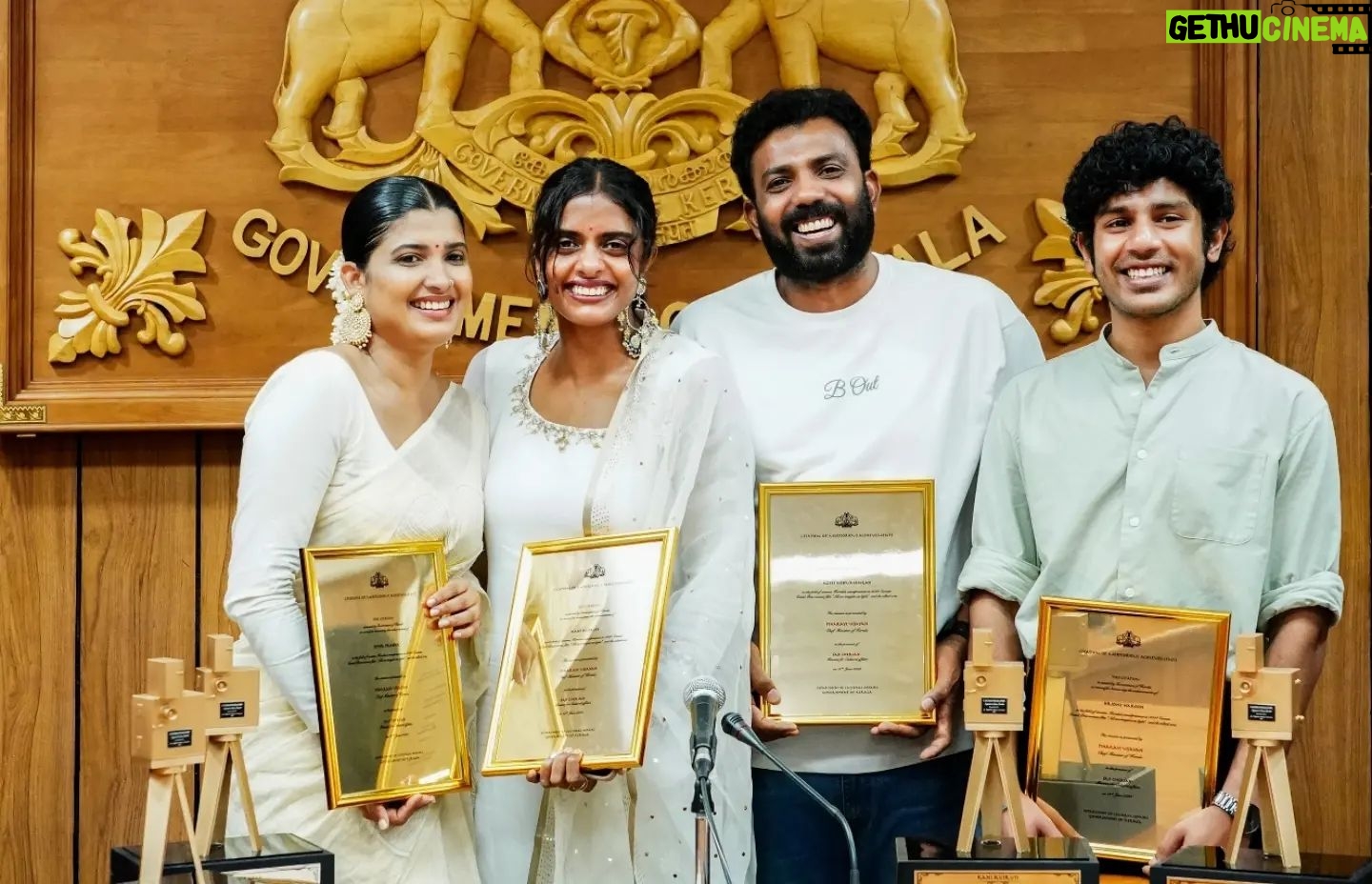 Divya Prabha - 14.8K Likes - കാൻ ചലച്ചിത്ര മേളയിൽ ഗ്രാൻഡ് പ്രി പുരസ്കാരം നേടി ഇന്ത്യയുടെ അഭിമാനമായി മാറിയ ‘ഓൾ വി ഇമാജിൻ ആസ് ലൈറ്റ്’ എന്ന ചിത്രത്തിലെ പ്രധാന കഥാപാത്രങ്ങളെ അവതരിപ്പിച്ച കനി കുസൃതി, ദിവ്യ പ്രഭ, അസീസ് നെടുമങ്ങാട്, ഹൃദു ഹാറൂൺ എന്നിവരെ ബഹു. മുഖ്യമന്ത്രി ശ്രീ. പിണറായി വിജയൻ ആദരിച്ചു. കുവൈത്ത് തീപിടിത്ത ദുരന്തത്തിന്റെ പശ്ചാത്തലത്തിൽ മറ്റ് ആഘോഷപരിപാടികൾ ഒഴിവാക്കി സെക്രട്ടേറിയറ്റിലെ കോൺഫറൻസ് ഹാളിലായിരുന്നു ലളിതമായ ചടങ്ങ്. കലാകാരന്മാരെ അഭിനന്ദിച്ച് മുഖ്യമന്ത്രി ആശംസകൾ നേർന്നു. സാംസ്കാരിക വകുപ്പ് മന്ത്രി ശ്രീ. സജി ചെറിയാൻ അധ്യക്ഷത വഹിച്ചു. ബഹു.വിദ്യാഭ്യാസ വകുപ്പ് മന്ത്രി ശ്രീ.വി. ശിവൻകുട്ടി, ശ്രീ. എ . എ.റഹീം എം.പി. ബഹു. തിരുവനന്തപുരം മേയർ ശ്രീമതി ആര്യ രാജേന്ദ്രൻ, സാംസ്കാരിക വകുപ്പ് സെക്രട്ടറി ശ്രീ. രാജൻ ഖോബ്രഗഡെ ഐ.എ.എസ്, സാംസ്കാരിക ഡയറക്ടർ ശ്രീമതി എൻ. മായ ഐ.എഫ്.എസ്., കേരള സംസ്ഥാന ചലച്ചിത്ര വികസന കോർപ്പറേഷൻ ചെയർമാൻ ശ്രീ. ഷാജി എൻ. കരുൺ, കേരള സംസ്ഥാന സാംസ്കാരിക പ്രവർത്തക ക്ഷേമനിധി ബോർഡ് ചെയർമാൻ ശ്രീ. മധുപാൽ, ചലച്ചിത്ര അക്കാദമി വൈസ് ചെയർമാൻ ശ്രീ. പ്രേംകുമാർ എന്നിവർ ചടങ്ങിൽ പങ്കെടുത്തു. ചലച്ചിത്ര അക്കാദമി സെക്രട്ടറി ശ്രീ.സി.അജോയ് നന്ദി പ്രകാശിപ്പിച്ചു.
#allweimagineaslight #cannes #grandprix2024 #kanikusruti #divyaprabha #hridhuharoon #azeesnedumangad #cmokerala #chalachitraacademy #ksca