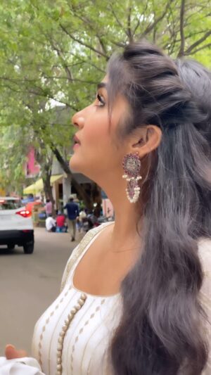 Divya Uruduga Instagram - 🤍 If genie doesn’t appear when you rub the lamp.. you be your own genie!! 

💛🖤

#divyauruduga #divyau #du #D #arviyans #arviya #preetiirali