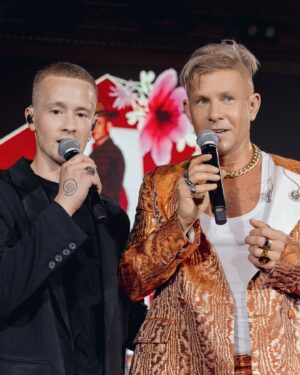 Dmitriy Fomin Instagram - В нашей банде ещё одно чудо 💪🏻 Круто, когда такие вещи происходят у тебя на глазах! Все мои эмоции на третьем фото 😅

Прямо на концерте  @victor.zharovv сделал предложение своей любимой @babecheesecake💍 У нас в коллективе плюс одна семья!

Спасибо @the_voice_mag за романтичную атмосферу на премии VOICE SHOPPING «25 стильных».

Давайте поздравлять ребят в комментариях 😜