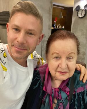 Dmitriy Fomin Instagram - Обнимите кого-то сегодня, скажите, что любите, не успеете сегодня, завтра тоже можно) 😻

Фото сделано в 5 утра, Тамара Пална уже давно в Новосибирске, а я лёг досыпать, жду встречи, моя любимая) ❤️‍🔥

В день влюблённых с вами увидимся:
▪️в прямом эфире @dfmdance в 10:00
▪️на большое концерте @muztv в Кремле с 19:00
▪️на фестивале «Звук» на катке в Лужниках в 21:30

Влюбленный в вас Фомин 🫶🏻