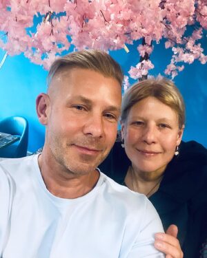 Dmitriy Fomin Instagram - Сегодня у моей любимой сестры Светы день рождения🌷 Половину континента пролетел, чтобы крепко ее обнять!

Света для меня пример, стимул, вдохновение, поддержка, опора, моя семья! Я восхищаюсь ее страстью к музыке, к профессии, к любимому делу. Стараюсь брать пример с ее трудолюбия, самостоятельности, смелости. Учусь принимать любые обстоятельства с такой же, как у неё, ослепительной улыбкой, открытой душой и светлыми мыслями. 

Какое счастье (хоть ты и не подозреваешь об этом в детстве, когда сестра гонится за тобой с ремнём и периодически лупит тебя почем зря ;) иметь в жизни старшую сестру! Как здорово сорваться куда угодно, чтобы просто провести время вместе! 
С днем рождения, Света! Пусть сбудутся все мечты! Будь счастлива! 

Давайте закидаем сегодня Свету поздравлениями в комментариях) И как считаете, мы похожи?