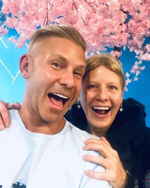 Dmitriy Fomin Instagram - Сегодня у моей любимой сестры Светы день рождения🌷 Половину континента пролетел, чтобы крепко ее обнять!

Света для меня пример, стимул, вдохновение, поддержка, опора, моя семья! Я восхищаюсь ее страстью к музыке, к профессии, к любимому делу. Стараюсь брать пример с ее трудолюбия, самостоятельности, смелости. Учусь принимать любые обстоятельства с такой же, как у неё, ослепительной улыбкой, открытой душой и светлыми мыслями. 

Какое счастье (хоть ты и не подозреваешь об этом в детстве, когда сестра гонится за тобой с ремнём и периодически лупит тебя почем зря ;) иметь в жизни старшую сестру! Как здорово сорваться куда угодно, чтобы просто провести время вместе! 
С днем рождения, Света! Пусть сбудутся все мечты! Будь счастлива! 

Давайте закидаем сегодня Свету поздравлениями в комментариях) И как считаете, мы похожи?