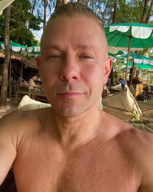 Dmitriy Fomin Instagram - кончились гулянки бабы и вино 
вывернутой шеей неестественно
© seaL

Эффекты до и после) ваши версии происходящего, какая фотография была сделана всё-таки первой?