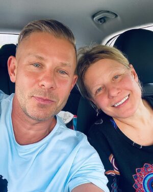 Dmitriy Fomin Instagram - Сегодня у моей любимой сестры Светы день рождения🌷 Половину континента пролетел, чтобы крепко ее обнять!

Света для меня пример, стимул, вдохновение, поддержка, опора, моя семья! Я восхищаюсь ее страстью к музыке, к профессии, к любимому делу. Стараюсь брать пример с ее трудолюбия, самостоятельности, смелости. Учусь принимать любые обстоятельства с такой же, как у неё, ослепительной улыбкой, открытой душой и светлыми мыслями. 

Какое счастье (хоть ты и не подозреваешь об этом в детстве, когда сестра гонится за тобой с ремнём и периодически лупит тебя почем зря ;) иметь в жизни старшую сестру! Как здорово сорваться куда угодно, чтобы просто провести время вместе! 
С днем рождения, Света! Пусть сбудутся все мечты! Будь счастлива! 

Давайте закидаем сегодня Свету поздравлениями в комментариях) И как считаете, мы похожи?