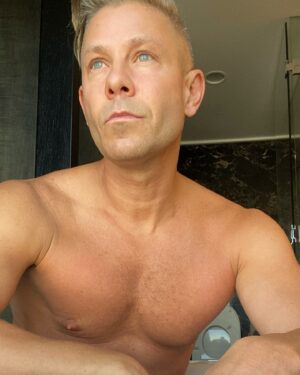 Dmitriy Fomin Instagram - Слабонервным звуковую дорожку лучше не слушать! 🔞 А так велком то май bathroom) 🛁