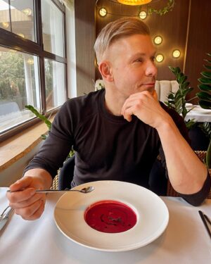 Dmitriy Fomin Instagram - Неделя в новом санатории пролетела как один день и заставила меня ещё раз задуматься о собственном здоровье. Четыре ключевых принципа майер-терапии  называются правилами «четырех О»: очищение, отдых, обучение и осознанность. Будь то бокал спирулины или тарелки#п протёртого свекольника – хочется воскликнуть пятую «о»: “О, Господи, как это вкусно!”. Чем больше я живу, тем больше убеждаюсь, что каждый день и из каждой минуты можно создать события, которые хочется проживать, смаковать и восхищаться ими. Спасибо @mayrveda, что, ещё раз утвердили меня в моем опыте и желании жить дальше размеренно, умеренно и гармонично. Будем стараться применять эти принципы в “большой” жизни. Хочется вернуться) 🤍

Нам всем желаю здоровья и почаще думать о себе) Когда вы последний раз самозабвенно отдыхали?