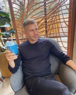 Dmitriy Fomin Instagram - Неделя в новом санатории пролетела как один день и заставила меня ещё раз задуматься о собственном здоровье. Четыре ключевых принципа майер-терапии  называются правилами «четырех О»: очищение, отдых, обучение и осознанность. Будь то бокал спирулины или тарелки#п протёртого свекольника – хочется воскликнуть пятую «о»: “О, Господи, как это вкусно!”. Чем больше я живу, тем больше убеждаюсь, что каждый день и из каждой минуты можно создать события, которые хочется проживать, смаковать и восхищаться ими. Спасибо @mayrveda, что, ещё раз утвердили меня в моем опыте и желании жить дальше размеренно, умеренно и гармонично. Будем стараться применять эти принципы в “большой” жизни. Хочется вернуться) 🤍

Нам всем желаю здоровья и почаще думать о себе) Когда вы последний раз самозабвенно отдыхали?