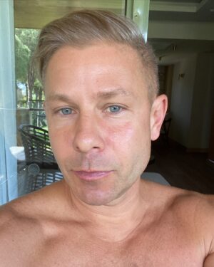 Dmitriy Fomin Instagram - Дальше или ближе?
Рядом или издали?
Молочный или крупный?
Продолжите?