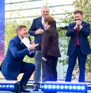 Dmitriy Guberniev Instagram - Моя королева -Тамара Москвина!!! На презентации @hcska сотворил небольшой экспромт!!!!как это прекрасно!!!! Как она прекрасна!!! #лучшийведущий #лучшийкомментатор #тамарамосквина #легенда