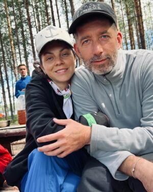 Dmitriy Kozhoma Instagram - Часть 2. 
Естественно теперь нужно было опять вытащить  эти наши любимые вещи, с которыми такое ощущение, что я стоял под венцом и обещал всю жизнь носить на руках. Теперь нужно клеить и чуyть больше времени провести в компании оводов и комаров. Было ощущение, что нас продлевают))) Но…. как только мы начали клеить первый, лопается второй, нам объясняют что это от жары. 
Естественно мы понимаем, что опять нужно выкладывать вещи. 
Мы принимаем решение, что часть нашей группы нужно уже отправлять на место днёвки. 
Мужчин поделили поровну. Я оказался в числе тех, кого продлили оводы и комары. И вот….два сдутых рафта, часть вещей и те, кто нас продлили. « Можно качать!» - говорит инструктор. Качаем, но решаем пока не грузить вещи, так как мы уже на опыте, и через некоторое время один из рафтов опять лопается. Клеим заново и ждём чуть дольше, чтоб наверняка. 
И вот Бог туризма даёт добро и мы в рафтах с нашими любимыми вещами. Ещё бы конечно пару таких лишних перекладываний и мы бы начали вещам давать имена, но нет…мы стелим по водной глади, как будто крадёмся с прикольным ощущением, что там скорее всего уже поставили 🏕 палатки. 
И так и было. По нам начали уже скучать и практически встречали со слезами на глазах.  Я немного утрирую конечно, но мы чувствовали себя героями и в своей голове мы шли в репите и под музыку из Армагеддона)
Скорее всего складывается ощущение, что мне не понравился поход, но это не так, я в восторге. С каждым днём все было кайфофей и кайфовей, и ты уже принимаешь все эти бесконечные укусы комаров, и то,  что в основном ты ешь углеводы в различной интерпретации с тушенкой, ты смиряешься с отсутствием возможности сходить в туалет БЕЗ комаров , с тем , что ты чистишь зубы на картанах в речке, ну и все эти прелести походов. В общем все это становиться не важно…. 
Ты начинаешь фокусироваться на той красоте, что тебя окружает, на детях, которые очень круто взаимодействуют, дружат и помогают друг другу. Короче, кайф. А особенно меня разорвал день , когда мы в дороге провели почти 7 ч на воде. Это было мощно!!! Рекомендую! Всем поход 🏕 🏞🌳
#кожома #kozhoma