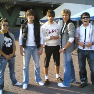 Dmitriy Kozhoma Instagram - апец! 
Сегодня нашему ‘N SYNC ❗️20 лет❗️ 
Мы называем себя Энсинк, так как у одного из нас дела лучше, чем у остальных)) Надеюсь, вы поняли про кого я…)

Это было сильно! Наивно, по-Гардемариновски! 
Нами двигало, просто, желание! 
Наш коллектив сложился сам - по любви! 

Мы объездили всю Россию, у нас был тур в Германии, турне по Израилю, концерты в Америке и Канаде, соляги по Белоруси, Казахстану, Молдавии, даже афиши висели в Австралии, но не срослось.
4 сольных концерта в Минске. На одном из них в самом начале, когда я вышел (я обычно выходил в начале поболтать с залом), зал визжал минут 5 без остановки, а я стоял и не понимал что происходит, это пранк такой?!, или это типа вы так рады нас видеть?! С другой стороны, я не стал их успокаивать, стоял наслаждался всем этим. Наверно, на моем лице было написано: «бывало и лучше»?! Может, поэтому они и не успокаивались?! И это был для них вызов. Ну вряд ли же, они всем залом наступили на оголенный провод…?) 
Надеюсь, я ничего не путаю и мне это не приснилось) хоть бы, хоть бы)

Парни, девчонки, Мерлин, Грига, Армен, Якут, Серик спасибо всем! Это навсегда в памяти! Было легендарно! С днем Рождения нас!

Как думаете, какая у меня самая любимая наша шутка?
#станцияспортивная #🤎#20лет