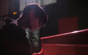 Dmitriy Matveev Instagram - переиграл легендарный мотив «битвы экстрасенсов» и добавил в них свои эмоции. Надеюсь вам понравилась моя интерпретация 🩸

В этом пространстве был высокий потолок, и это живая реверберация звука записанная с камеры без микрофонов.