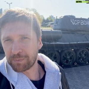 Dmitriy Pchela Instagram - Друзья, я сейчас нахожусь  в городе Минске и отсюда поздравляю всех вас с праздником Великой победы! Земля России , Белоруссии, Украины а также всей Европы пропитана кровью наших советских солдат! Более 9 миллионов жизней своих воинов отдала наша большая и многонациональная страна ради победы, для того, чтобы мы с вами жили! И мы всегда будем помнить и всегда будем гордиться нашими героями! С праздником! С днём Великой победы! Ура!
#деньпобеды #9мая #дмитрийпчела