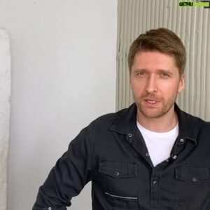 Dmitriy Pchela Instagram - Попросили записать актерскую визитку))) Моя первая) Пусть здесь тоже повисит)
#дмитрийпчела