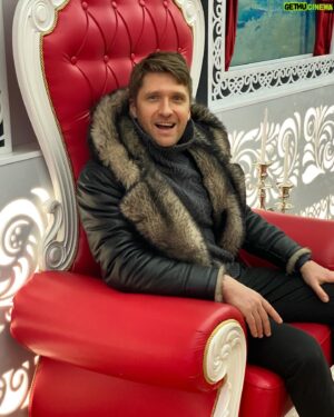Dmitriy Pchela Instagram - Друзья, наконец-то,выдалось время поздравить ВАС с Новым Годом и Рождеством!!! 

Пусть этот год подарит вам много радостных событий и талантливых людей! 
Открывайте для себя мир и открывайтесь миру.
Исполняйте свои мечты и ничего не бойтесь, побольше улыбайтесь и радуйтесь мелочам! 
И всё будет)
С любовью, Дмитрий Пчела)

P.S. С наступающим Старым Новым Годом!