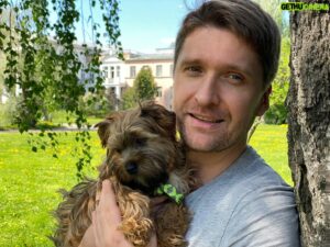 Dmitriy Pchela Instagram - Ребята, мало того, что мне сегодня 40 лет в обед, так у меня еще появился настоящий друг, свирепый РУСАЛ, малыш Бруно! Невероятного обаяния собака! Принимаю поздравления))) Крепко вас всех обнимаю! Будьте добры и веселы!
#дмитрийпчела #деньрождения #юбилей #40летвобед