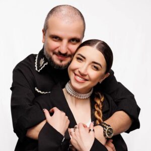 Dmitriy Pozov Instagram - Последнее йоу в этом году. Я вдруг понял, что любые пожелания на будущее - это не более чем пожелания. Никто не гарантирует их исполнение. А вот подвести какие-то итоги в наших силах. 

Я хочу сказать спасибо каждому из вас за этот год. За поддержку, за внимание, за критику, за общение в комментах, за отзывы, за лайки, за всё. Спасибо, что смотрели то, что мы делаем, вживую и на экранах. Вы огромная сила, мало у каких проектов такая аудитория. И вы весь этот год были с нами. С «Импрокомом», с «Площадкой», с «Площадкой  », с «Импровизаторами», с «Мотиваторами», даже с моими и Катиными сольными начинаниями. 

Благодаря вам у нас по-прежнему множество сил и идей, планов на Новый год. И вместе с вами мы их реализуем. Я уверен. 

От себя обещаю всем вам сделать всё, чтобы в следующем году вы много раз удивились, порадовались, открыли вместе с нами для себя что-то новое. 

Всех обнял, приподнял, поставил на место, спину сорвал. 

С Новым годом! Отпразднуйте как следует!