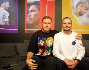 Dmitriy Pozov Instagram - Сфоткался с Игорем, Леонелем, Криштиану и Неймаром. Обнимает меня только Игорь почему-то.
