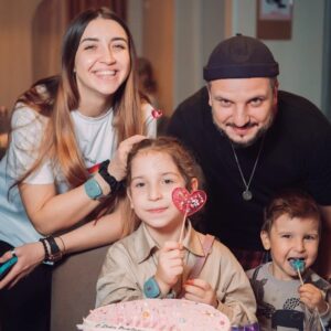 Dmitriy Pozov Instagram - Сфоткался. С этими вот людьми я живу. Хорошое люди.