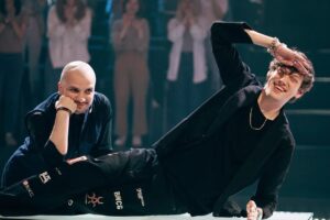 Dmitriy Pozov Instagram - Сфоткался с Шастом. Ну что? Посмотрели сезон «Неигр»? Я так кайфанул от этого проекта. Во-первых, я давно мечтал сделать че-то со своим дружочком-пирожочком (хотя он скорее багет) помимо Импровизации (там ещё дружочек-самса и дружочек-расстегай с нами). Во-вторых, эта идея так давно родилась и так долго не воплощалась, что уже было делом принципа воплотить это. В-третьих, это делала наша крутецкая команда (да что всем огромный респект) и я в очередной раз в восхищении от нашего дружочка-хлеба (он же всему голова) Стаса, который доводил до идеала каждый кадр, каждый звук, каждый элемент этого проекта. Так что я рад и прошу всех, кто ещё не оценил, оценить. И написать, что думаете.