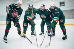 Dmitriy Pozov Instagram - Сфоткался с ребятами на хоккее.
Новый выпуск «ЧДКИ» уже в сообществе Импроком.
Ссылка в профиле.