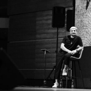 Dmitriy Pozov Instagram - Сфоткался типа я ведущий Команд. А вы че делаете?