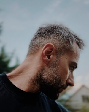 Dmitriy Shepelev Instagram - У Полунина недавно услышал (я вообще в последнее время много о его словах думаю), что раз в пять лет нужно «ноги в воду». То есть сесть, реально опустить ноги в воду и поразмыслить, что делать дальше, каким путём двигаться, за какими целями и идеями. Особенно, если предыдущие направления не получаются. Поймал себя на мысли, что давно собираюсь это сделать, но то воды рядом нет, то времени на размышления. Делаете так?