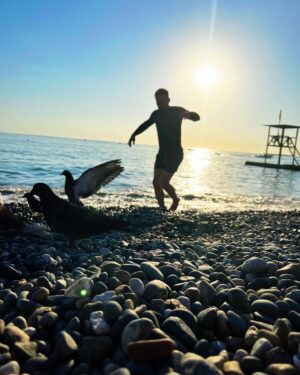 Dmitriy Shepelev Instagram - Я подумал о том, как важно сохранять в душе своего внутреннего ребенка. 

С годами у каждого из нас столько условностей появляется. Вот взять путешествия: отель должен быть таким, завтрак таким, людей вокруг не надо, номер на тихую сторону, фу, море грязное, а чем это у вас тут пахнет…ну короче. А ребенку нужно только чтобы волны повыше и еще хорошо, если вареная кукуруза продается. И кто из этих двоих счастливее? Конечно, ребенок.

Я смотрю на своих детей и каждый день учусь у них счастью и любви к жизни. Как было бы классно это чувство счастья с годами не растерять.